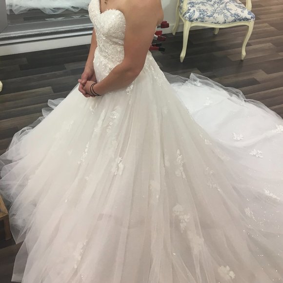 Wedding dress - Picture 1 of 4
